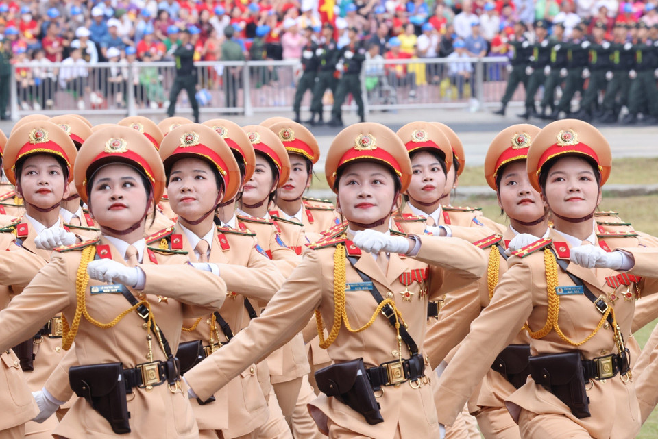 Khối nữ sỹ quan Cảnh sát Giao thông diễu binh. (Ảnh: Lâm Khánh/TTXVN)