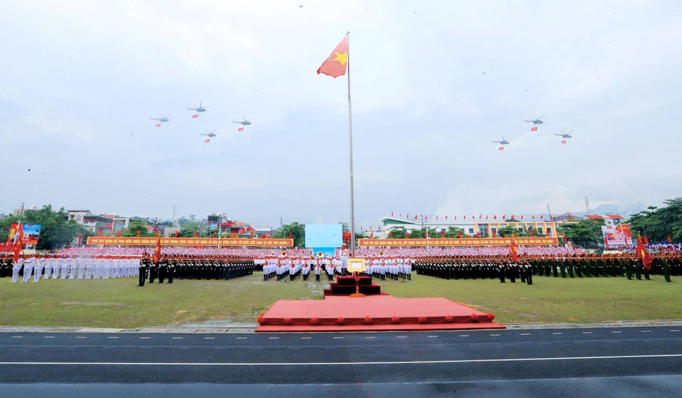 Toàn cảnh Lễ Diễu binh, Diễu hành kỷ niệm 70 năm Chiến thắng Điện Biên Phủ. (Ảnh: TTXVN)