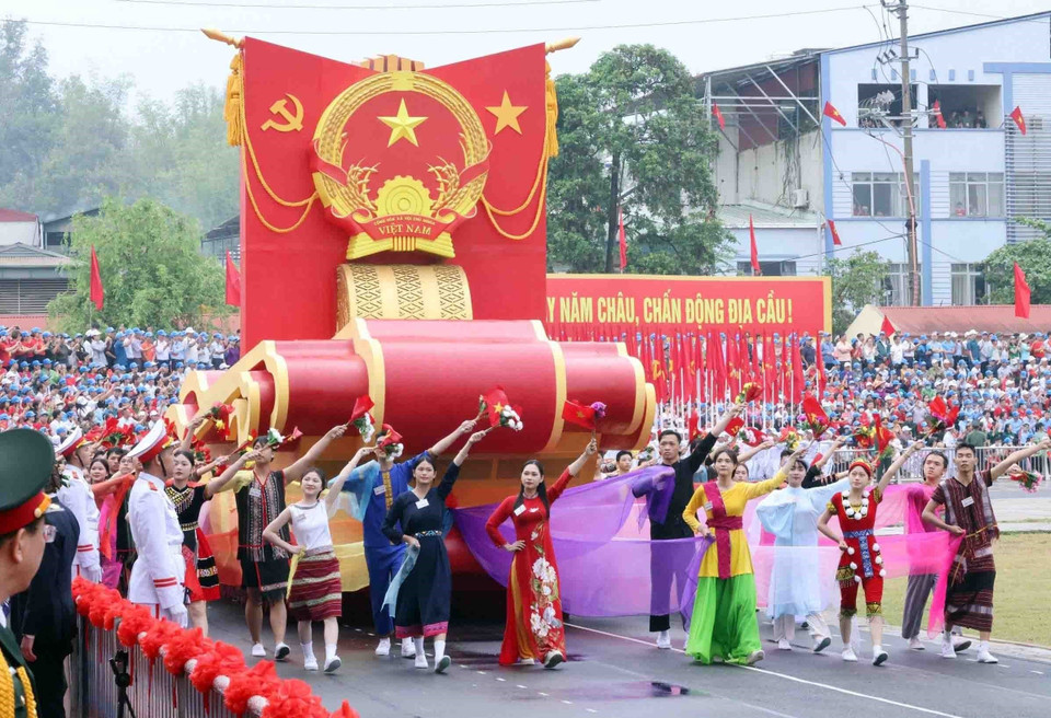 Khối Nghi trượng diễu hành qua lễ đài. (Ảnh: Lâm Khánh/TTXVN)