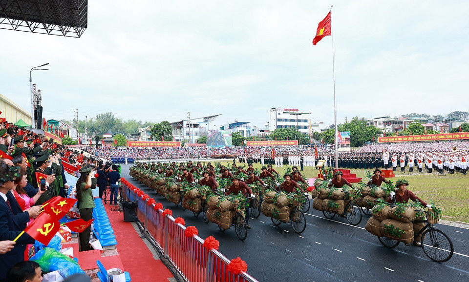 Diễu hành của Khối Dân công Hỏa tuyến. (Ảnh: Dương Giang/TTXVN)