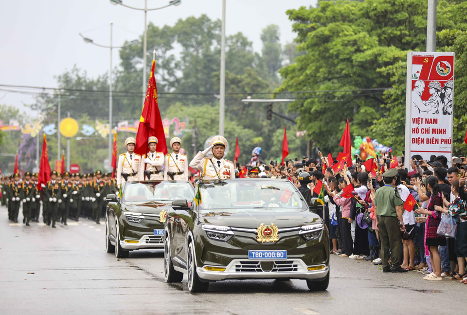 Khối Xe Chỉ huy, Xe Tổ Cờ Truyền thống Công an Nhân dân do Thiếu tướng Lê Văn Hà, Phó Tư lệnh Cảnh sát Cơ động chỉ huy diễu hành trên đường phố Điện Biên. (Ảnh: Xuân Tư/TTXVN)