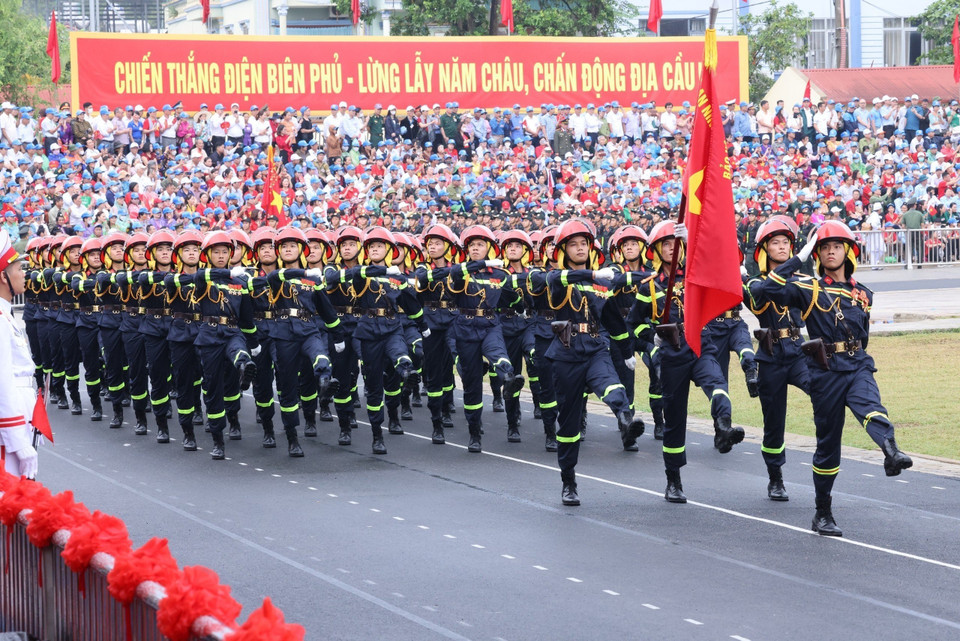 Khối Cảnh sát Phòng cháy Chữa cháy và Cứu nạn Cứu hộ tham gia diễu binh. (Ảnh: TTXVN)