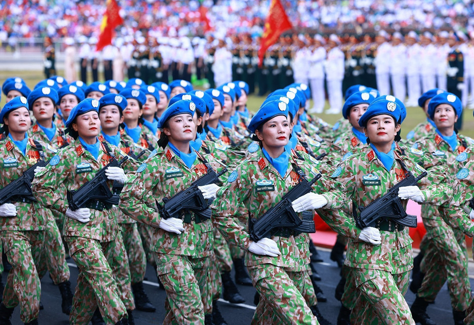 Khối Nữ Chiến sỹ Gìn giữ Hoà bình tham gia diễu hành. (Ảnh: Dương Giang/TTXVN)