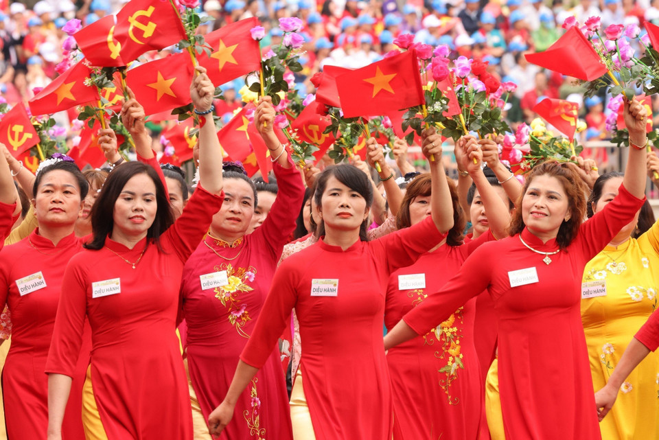 Khối Phụ nữ diễu hành. (Ảnh: TTXVN)