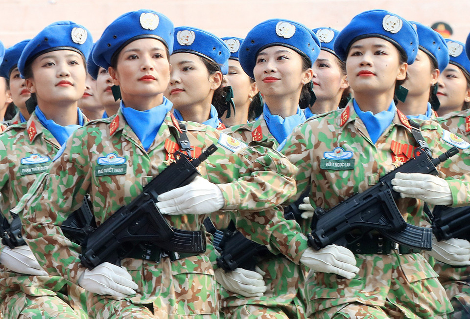 Khối Nữ Sỹ quan Lực lượng Gìn giữ Hoà bình diễu binh. (Ảnh: Lâm Khánh/TTXVN)
