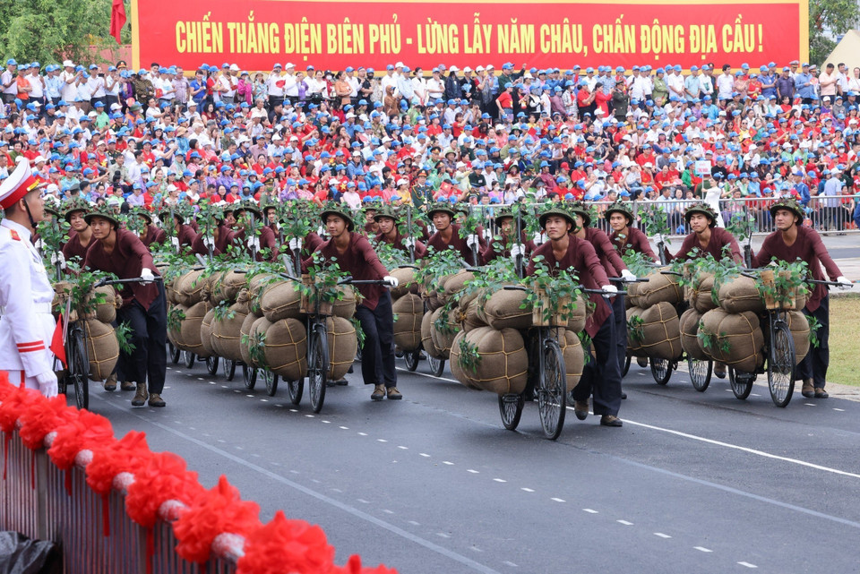 Màn diễu hành của Khối Dân công hỏa tuyến. (Ảnh: TTXVN)