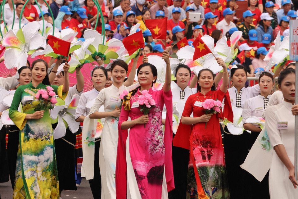 Khối Phụ nữ diễu hành. (Ảnh: TTXVN)