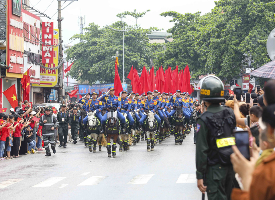 Khối Cảnh sát Cơ động Kỵ binh diễu binh, diễu hành trên đường phố Điện Biên. (Ảnh: Xuân Tư/TTXVN)
