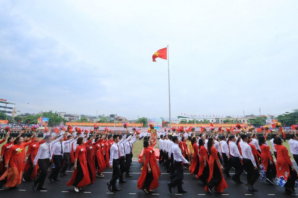 Khối Trí thức diễu hành. (Ảnh: TTXVN)