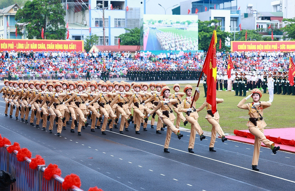 Khối Nữ Sỹ quan Cảnh sát Giao thông diễu binh tại Lễ Kỷ niệm. (Ảnh: Dương Giang/TTXVN)