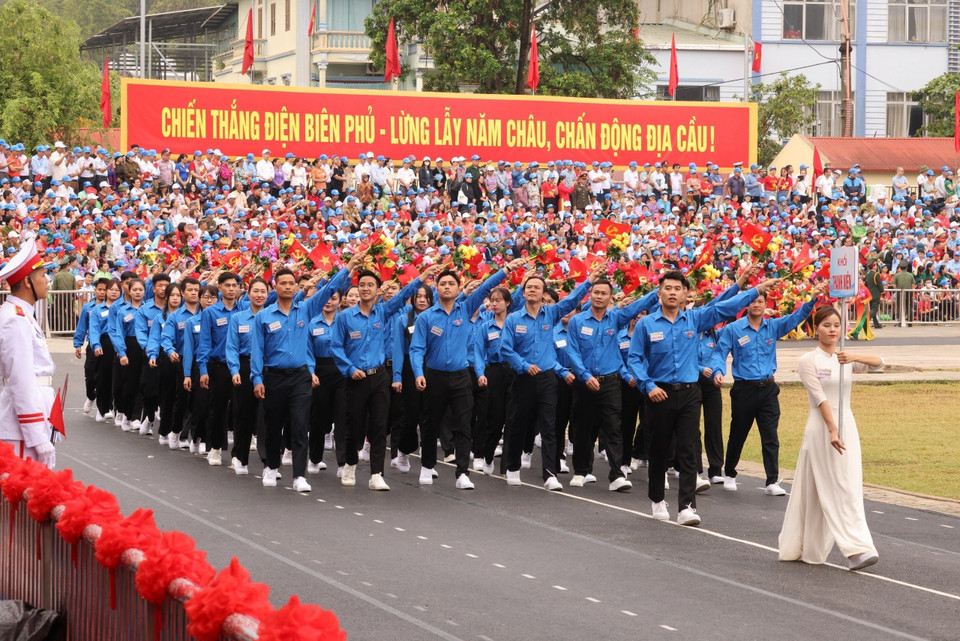 Khối Thanh niên diễu hành. (Ảnh: TTXVN)