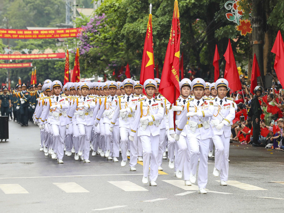 Khối Nam Sỹ quan Hải Quân diễu binh, diễu hành trên đường phố Điện Biên. (Ảnh: Xuân Tư/TTXVN)