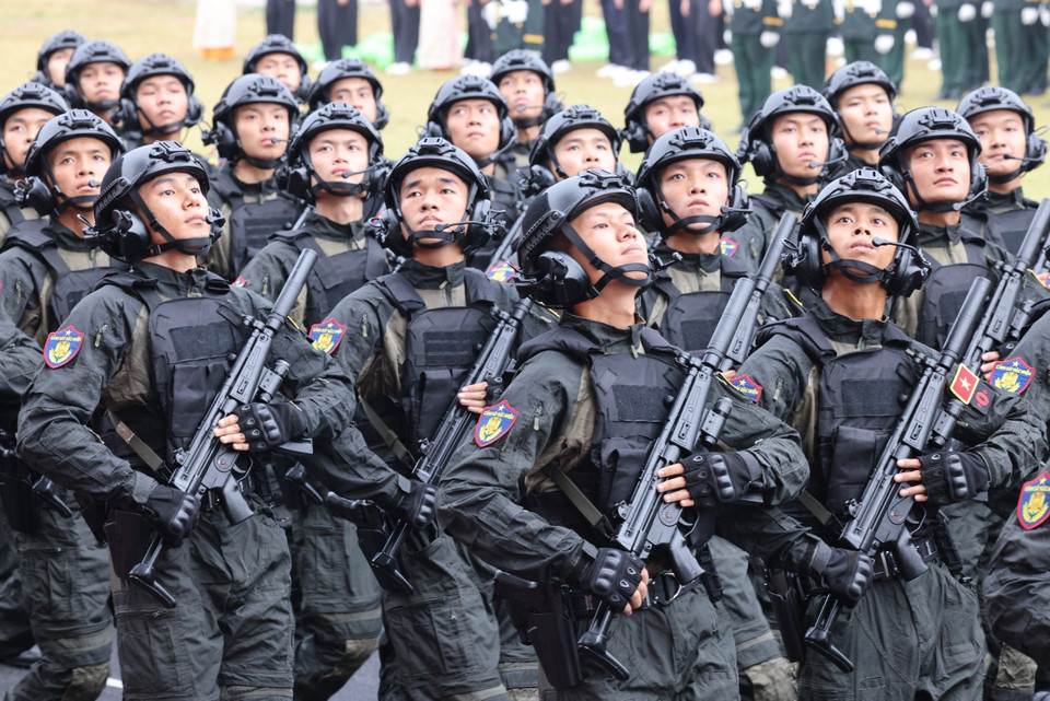 Khối nam chiến sỹ Cảnh sát Đặc nhiệm diễu binh. (Ảnh: TTXVN)