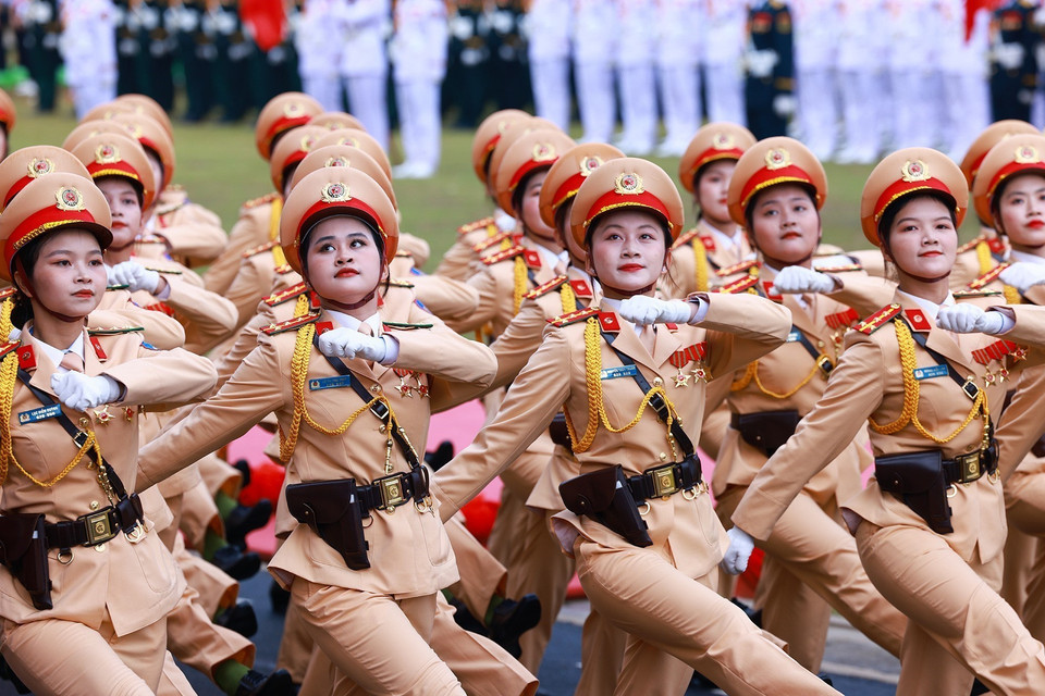 Khối Nữ Sỹ quan Cảnh sát Giao thông diễu binh tại Lễ Kỷ niệm. (Ảnh: Dương Giang/TTXVN)