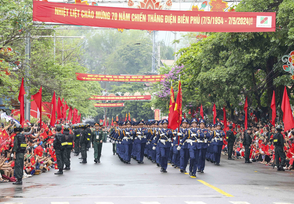 Khối sỹ quan Cảnh sát Biển diễu binh, diễu hành trên đường phố Điện Biên. (Ảnh: Xuân Tư/TTXVN)