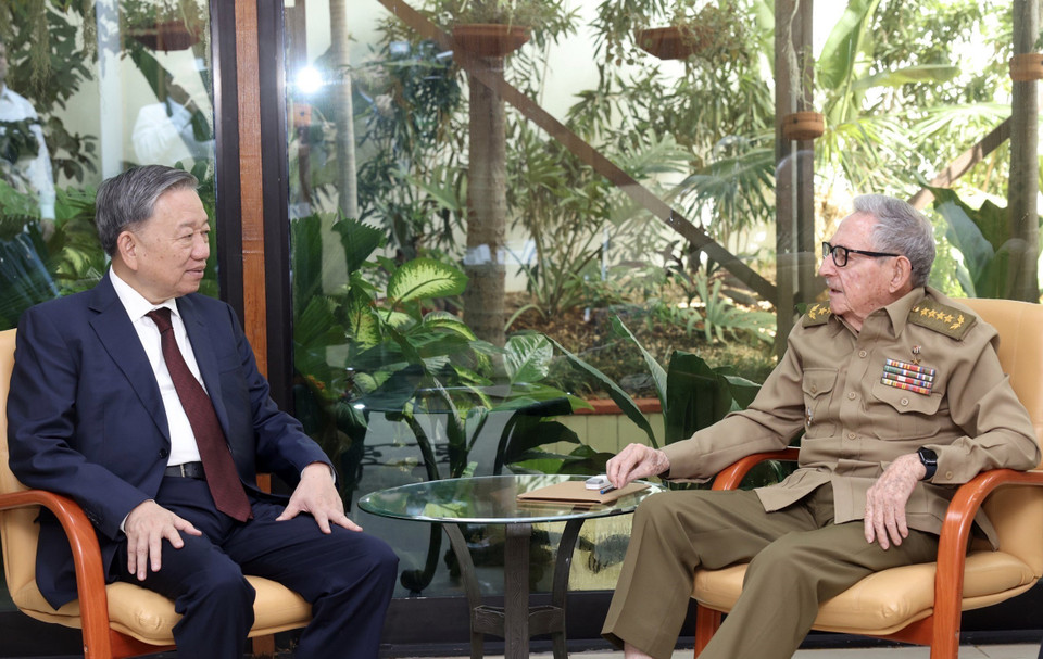 Tổng Bí thư, Chủ tịch nước Tô Lâm gặp Lãnh tụ Cách mạng Cuba, Đại tướng Raúl Castro Ruz. (Ảnh: Lâm Khánh/TTXVN)