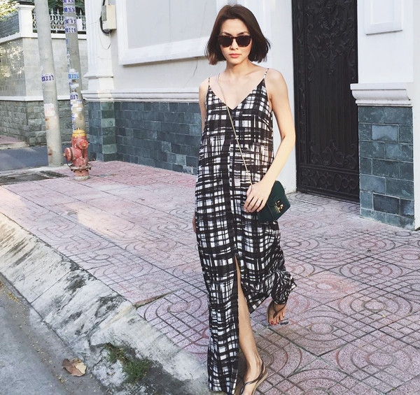 'Ngọc nữ' Tăng Thanh Hà gây ấn tượng với mái tóc ngắn mới cắt, cô diện đầm hai dây xẻ vạt phóng khoáng. Phụ kiện nổi bật trong bộ trang phục của cô chính là chiếc túi xách Metropolis đang cực 'hot' của nhãn hiệu Furla.