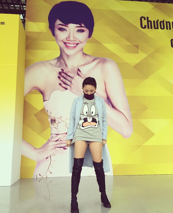 Tóc Tiên chia sẻ hình ảnh street style sành điệu tại Hàn Quốc. Cô mix ăn ý áo nỉ họa tiết hoạt hình dáng dài 'giấu' quần shorts jean cùng áo khoác dáng dài và boots cao quá gối. 