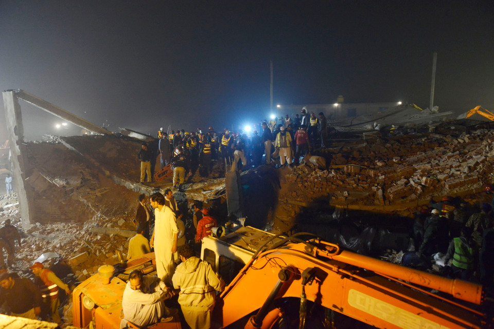 Lực lượng cứu hộ tìm kiếm các nạn nhân tại hiện trường vụ sập nhà. (Nguồn: THX/TTXVN) 