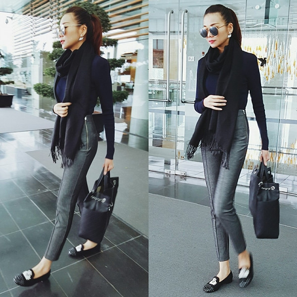 Thanh Hằng diện trang phục mang phong cách tối giản, tận hưởng thời tiết đầu Đông của Hà Nội. Cô lựa chọn tông màu nhã nhặn nhưng vẫn hết sức nổi bật với sự tinh tế trong tổng thể trang phục.