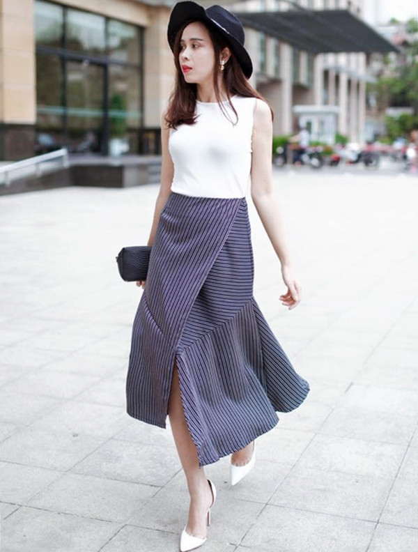 Lưu Hương Giang nữ tính trong bộ đồ phối lạ mắt với phần chân váy bất đối xứng tạo sự ngẫu hứng thú vị.