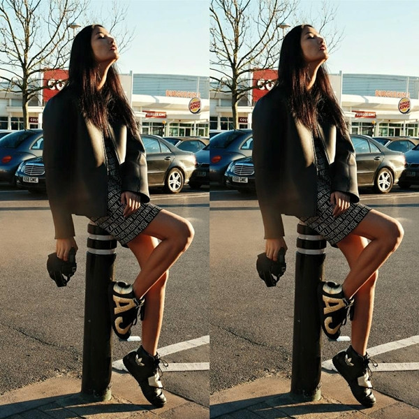 Hoàng Thùy 'phiêu' trên đường phố London. Chân dài kết hợp đầm in chữ cùng áo khoác da 'chất lừ.' Đôi sneakers cũng giúp vẻ ngoài của Quán quân Vietnam's Next Top Model 2011 thêm 'ngầu.'