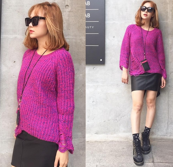 'Bé Heo' còn 'chơi trội' với áo len tông màu tím và chân váy da thời thượng. Đôi bốt hầm hồ giúp cô nàng thêm phần lôi cuốn tại xứ Kim chi.