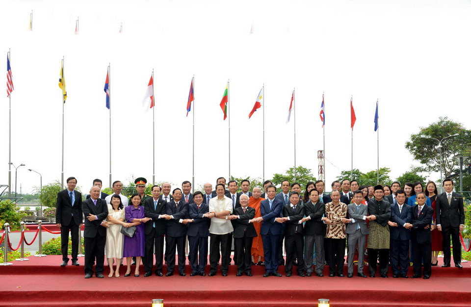 Chủ tịch Ủy ban Nhân dân Thành phố Hồ Chí Minh Lê Hoàng Quân cùng lãnh sự quán các nước ASEAN và các cơ quan ngoại giao tại Thành phố Hồ Chí Minh dự lễ. (Ảnh: Thanh Vũ/TTXVN)