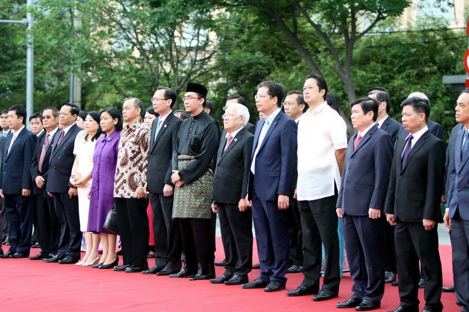 Chủ tịch Ủy ban Nhân dân Thành phố Hồ Chí Minh Lê Hoàng Quân cùng lãnh sự quán các nước ASEAN và các cơ quan ngoại giao tại Thành phố Hồ Chí Minh dự lễ. (Ảnh: Thanh Vũ/TTXVN)