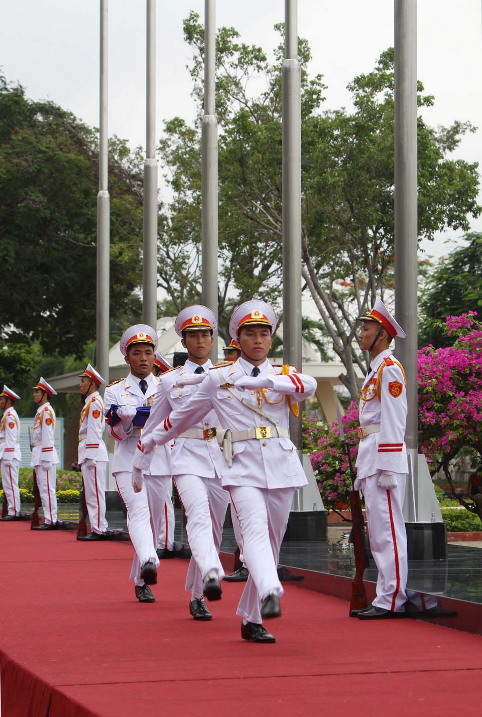 Nghi thức lễ Thượng cờ ASEAN và các nước thành viên nhân kỷ niệm 20 năm Việt Nam gia nhập ASEAN và 48 năm thành lập ASEAN. (Ảnh: Thanh Vũ/TTXVN)
