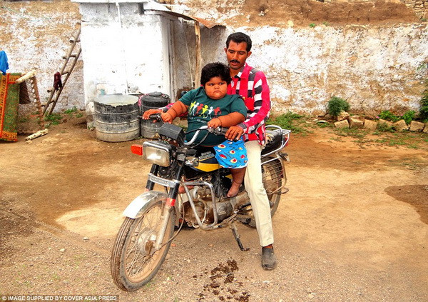 Tuy nhiên giờ đây những đứa trẻ Yogita, Amisha và Harsh đang trong quá trình ăn kiêng để giảm cân và điều này sẽ giúp cuộc sống của gia đình dần dần thay đổi, trở nên tốt đẹp hơn. (Nguồn: Cover Asia Press)