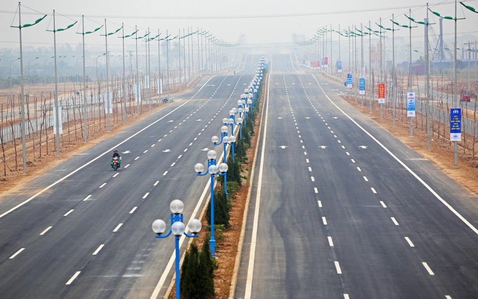 Đường nối cầu Nhật Tân đến sân bay Quốc tế Nội Bài dài 12,1km, vận tốc thiết kế 80km/h, được mang tên "đường Võ Nguyên Giáp." (Ảnh: Huy Hùng/ TTXVN) 