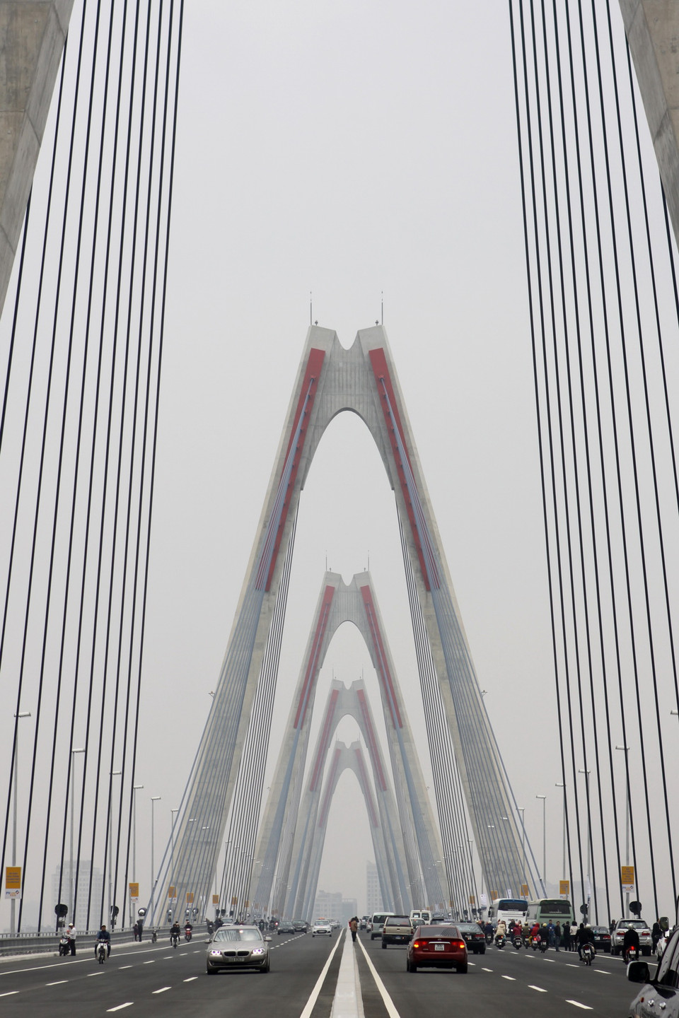 Phương tiện lưu thông trên cầu Nhật Tân trong ngày khánh thành. (Ảnh: Trọng Đạt/ TTXVN) 