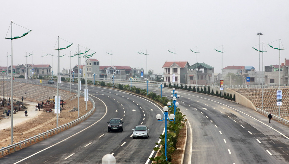  Phương tiện lưu thông trên đường Võ Nguyên Giáp trong ngày khánh thành. (Ảnh: Trọng Đạt/ TTXVN) 