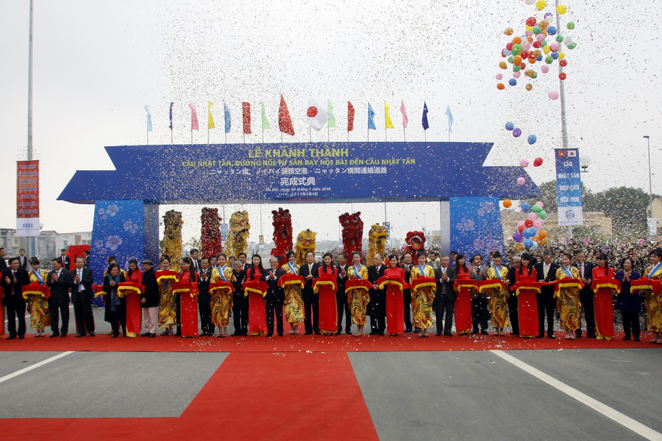 Chủ tịch Quốc hội Nguyễn Sinh Hùng và các đại biểu cắt băng khánh thành cầu Nhật Tân và Đường nối từ sân bay Nội Bài đến cầu Nhật Tân (đường Võ Nguyên Giáp). (Ảnh: Trọng Đạt/ TTXVN) 