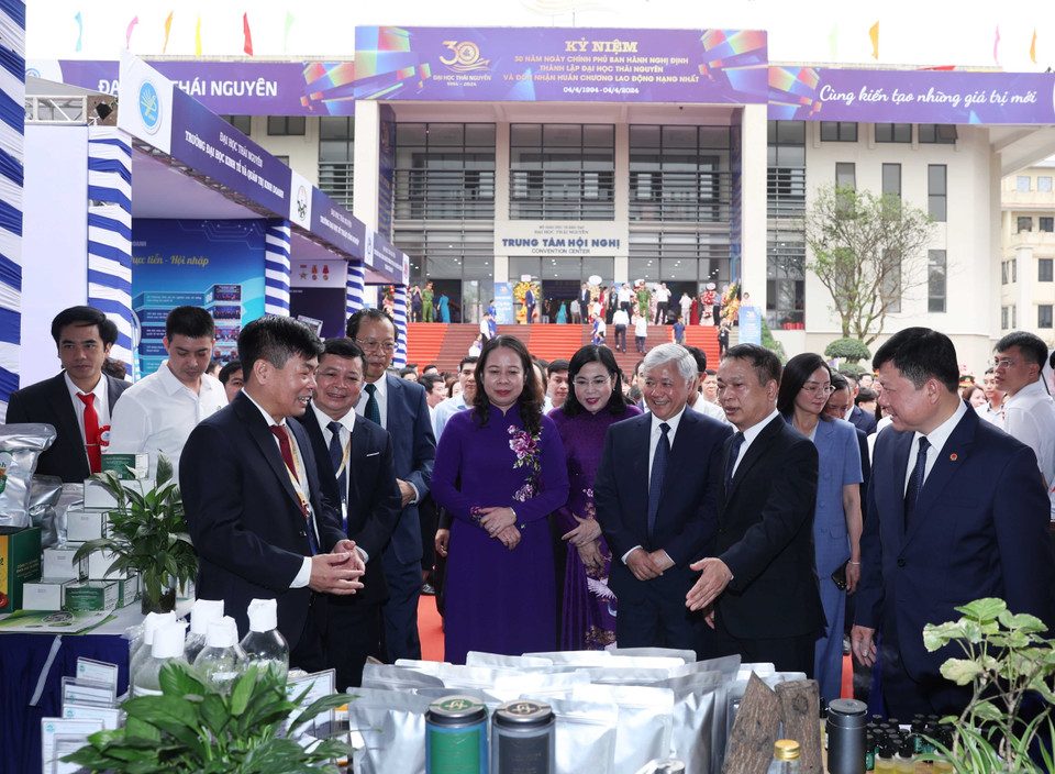 Quyền Chủ tịch nước Võ Thị Ánh Xuân và các đại biểu tham quan khu vực trưng bày các sản phẩm của Đại học Thái Nguyên. (Ảnh: Thống Nhất/TTXVN)