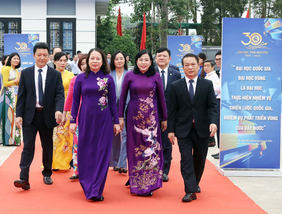 Quyền Chủ tịch nước Võ Thị Ánh Xuân và các đại biểu đến dự buổi lễ. (Ảnh: Thống Nhất/TTXVN)