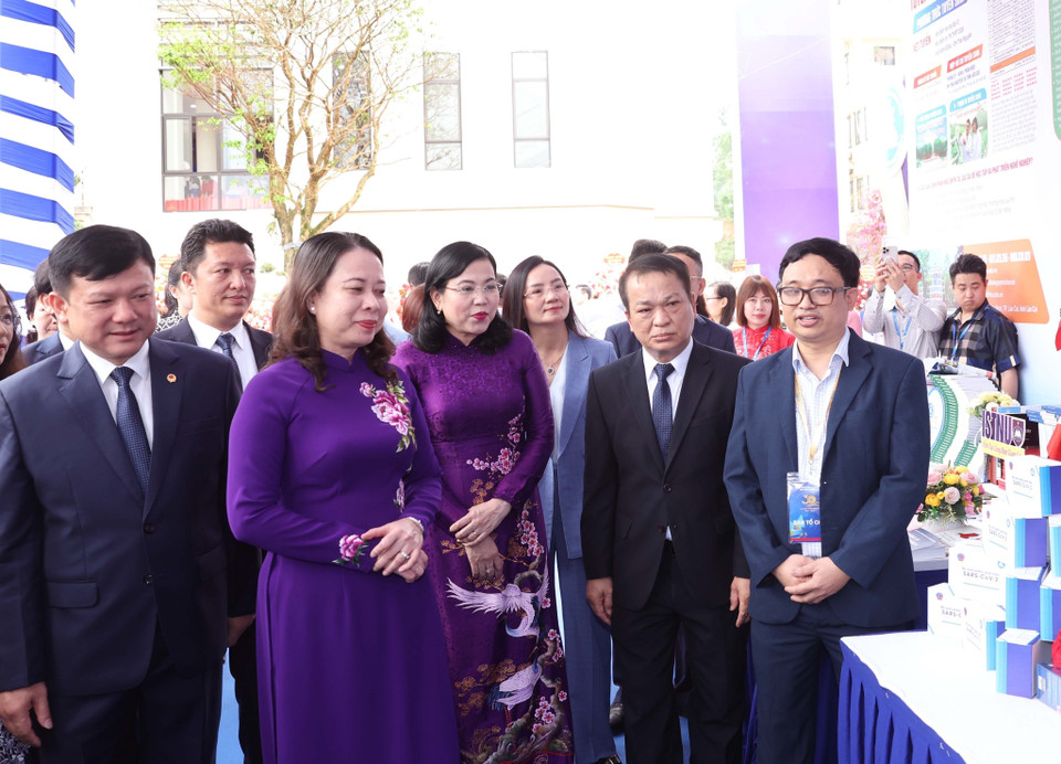 Quyền Chủ tịch nước cùng các đại biểu tham quan khu vực trưng bày các sản phẩm của nhà trường. (Ảnh: Thống Nhất/TTXVN)