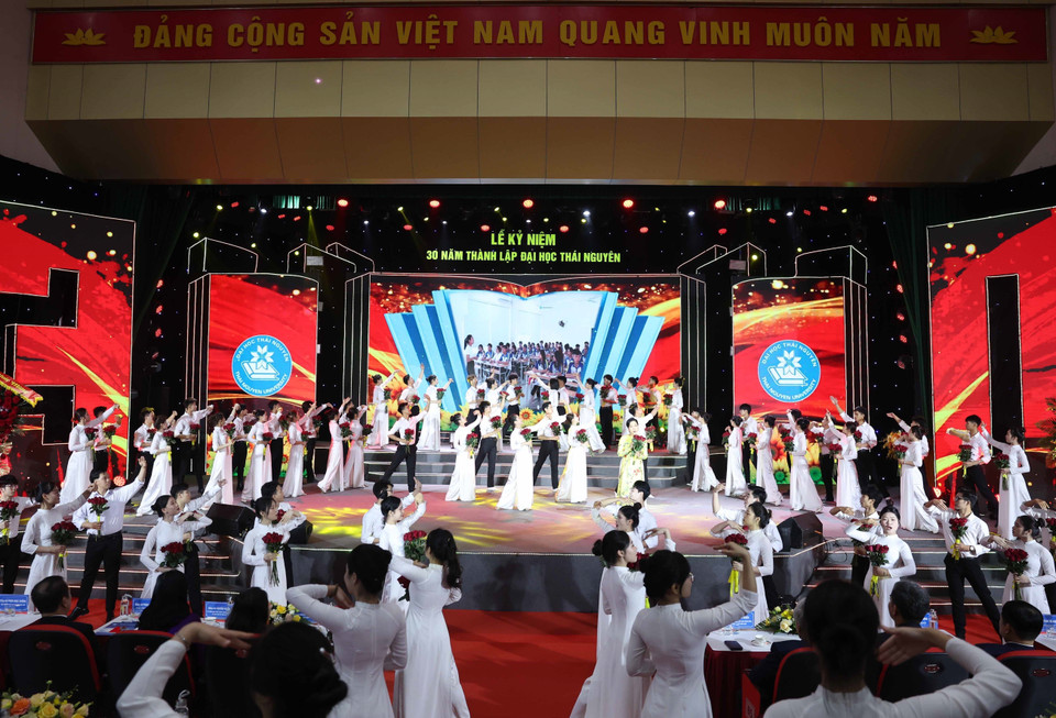 Sinh viên Đại học Thái Nguyên trình diễn các tiết mục văn nghệ chào mừng Lễ Kỷ niệm. (Ảnh: Thống Nhất/TTXVN)