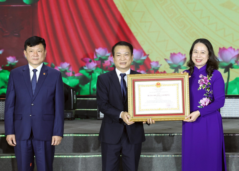 Quyền Chủ tịch nước Võ Thị Ánh Xuân trao tặng Huân chương Lao động Hạng Nhất cho Đại học Thái Nguyên. (Ảnh: Thống Nhất/TTXVN)