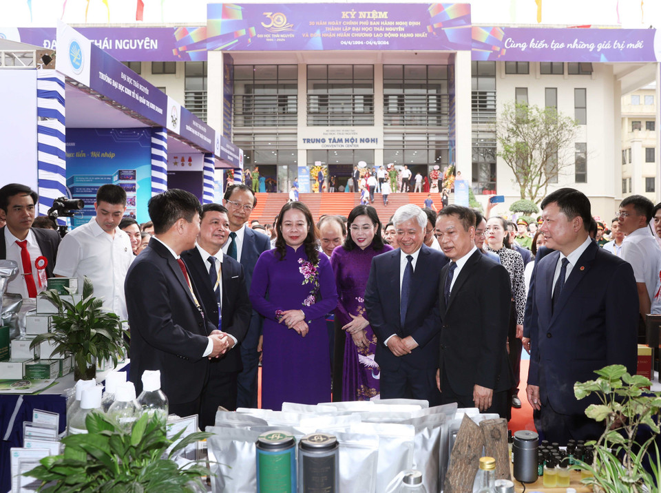 Quyền Chủ tịch nước Võ Thị Ánh Xuân và các đại biểu tham quan khu vực trưng bày các sản phẩm của nhà trường. (Ảnh: Thống Nhất/TTXVN)