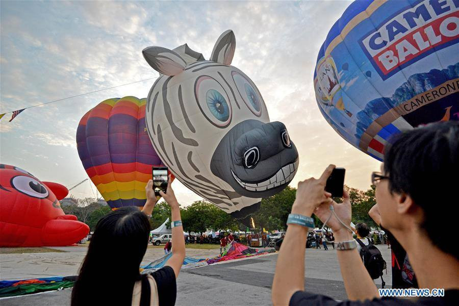 Khoảng 20 thí sinh điều khiển khinh khí cầu từ nhiều quốc gia khác trên thế giới như Pháp, Anh, Hàn Quốc, Tây Ban Nha và Malaysia đã tới tham dự lễ hội. (Nguồn: CCTVNews)