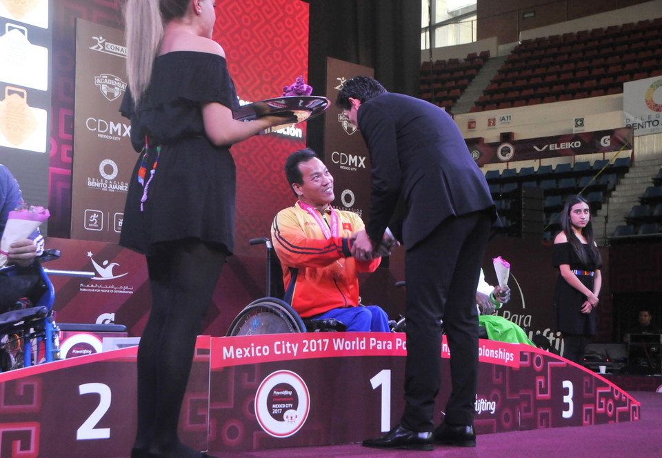 Lê Văn Công nhận huy chương vàng. (Ảnh: Việt Hùng/Vietnam+)