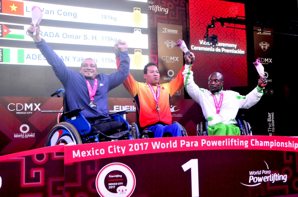 Tấm huy chương của Văn Công là tấm huy chương vàng đầu tiên của đoàn cử tạ Việt Nam tại Giải vô địch cử tạ người khuyết tật thế giới 2017. (Ảnh: Việt Hùng/Vietnam+)