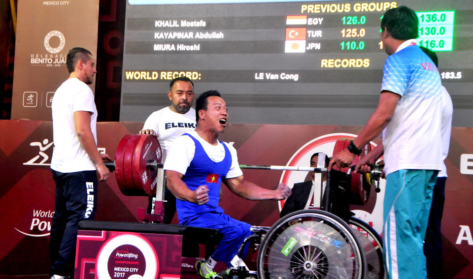 Lê Văn Công vui mừng sau khi thi đấu thành công. (Ảnh: Việt Hùng/Vietnam+)