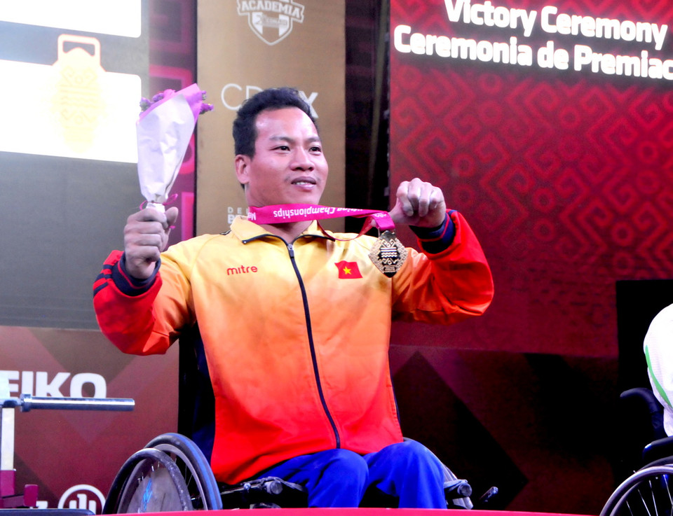 Lê Văn Công nhận huy chương vàng. (Ảnh: Việt Hùng/Vietnam+)