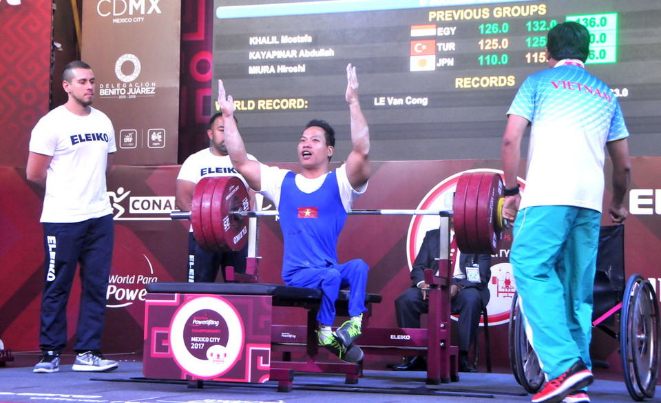 Lê Văn Công vui mừng sau khi thi đấu thành công. (Ảnh: Việt Hùng/Vietnam+)