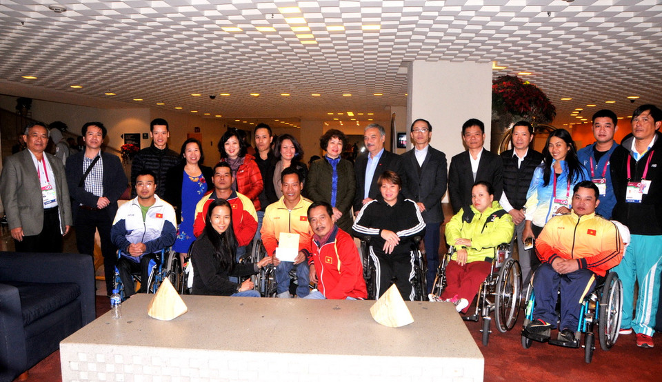 Đại sứ Nguyễn Hoài Dương chụp ảnh chung với Đoàn Thể thao cử tạ người khuyết tật Việt Nam. (Ảnh: Việt Hùng/Vietnam+)