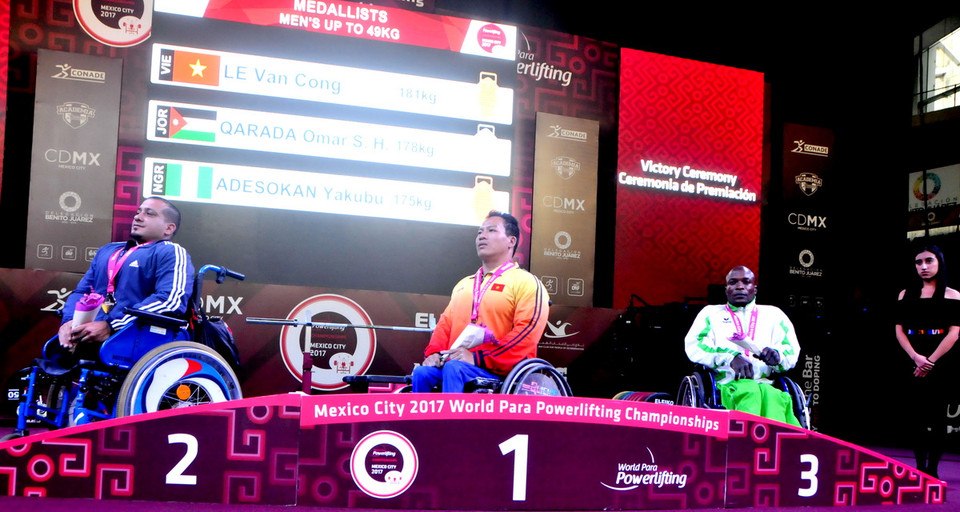 Lê Văn Công chào quốc kỳ Việt Nam sau khi nhận huy chương vàng. (Ảnh: Việt Hùng/Vietnam+)