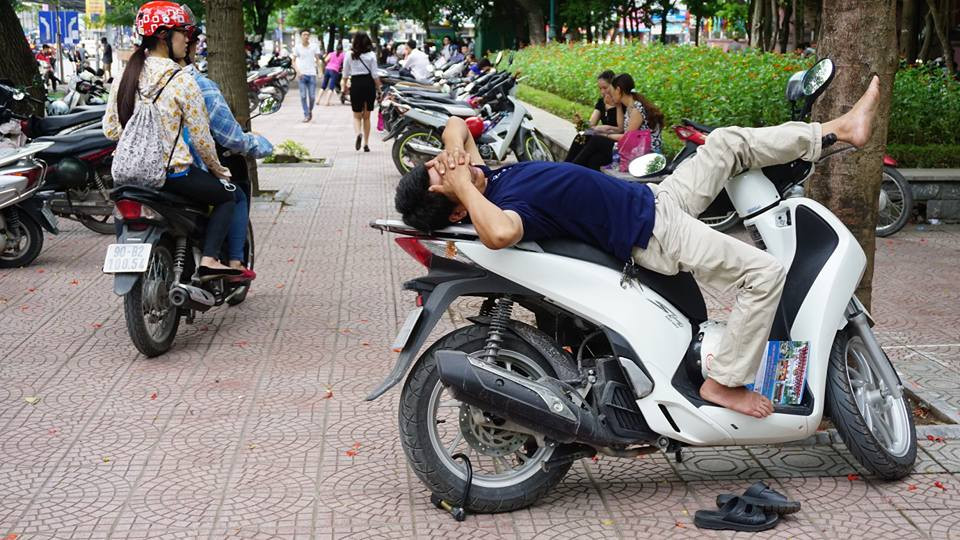 Xe máy sẽ bị cấm vào 2025, nhưng ở thời điểm này, đây là loại phương tiện tối ưu nhất để ... đặt lưng ngủ. (Ảnh: Võ Phương/Vietnam+)